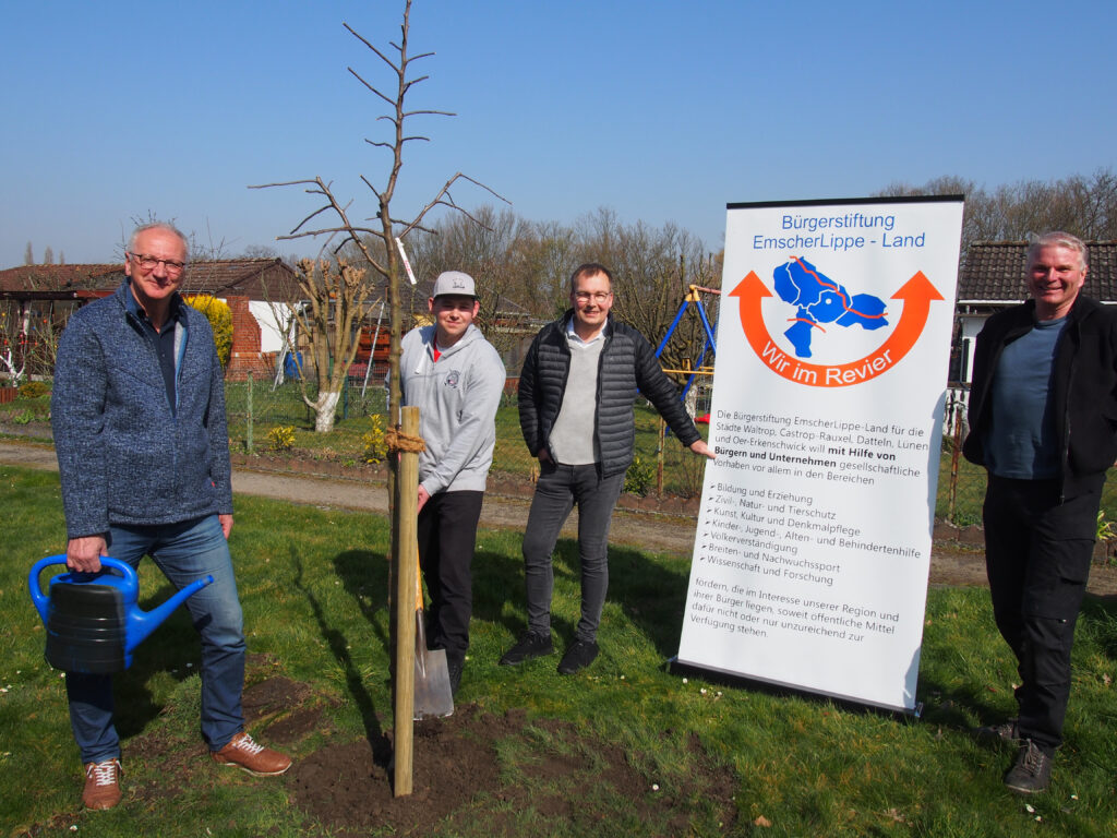 Lions Club pflanzt Stiftungsbaum mit der Bürgerstiftung EmscherLippe-Land