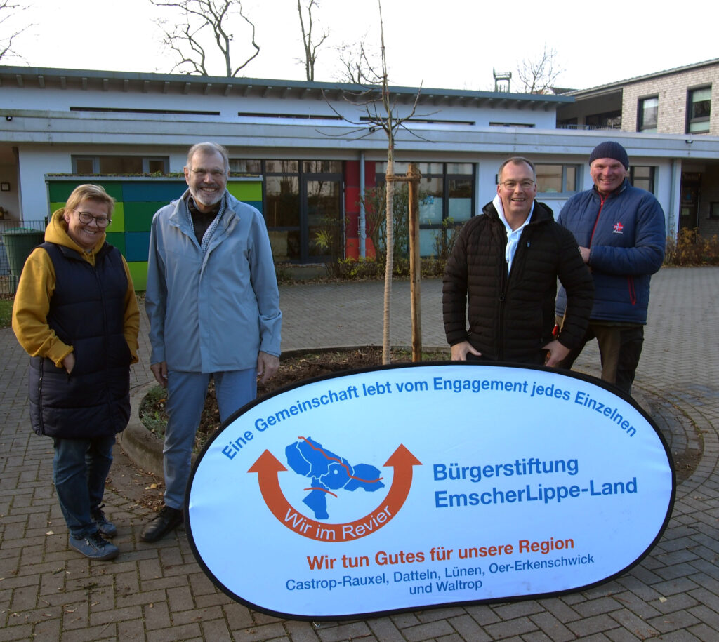 Bürgerstiftung EmscherLippe-Land pflanzt für Stiftungspaten Dr. Ristic einen Apfelbaum