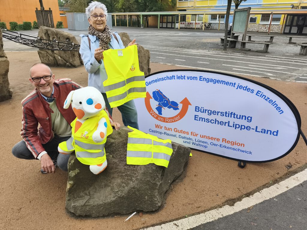 Mehr Sichtbarkeit für die Kleinsten: Bürgerstiftung EmscherLippe-Land verteilt erneut Sicherheitswesten an Erstklässler