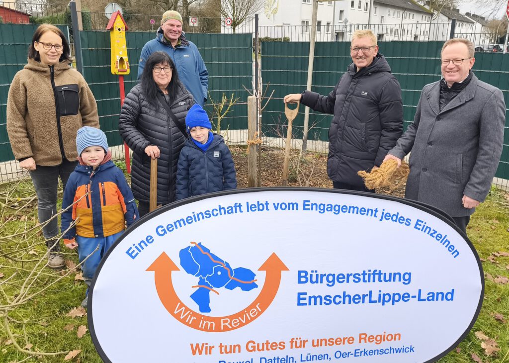 Kindergarten St. Marien erhält 2. Obstbaum – 39. Stiftungsbaum dank der Rudolf-Schumacher-Stiftung und der Bürgerstiftung EmscherLippe-Land